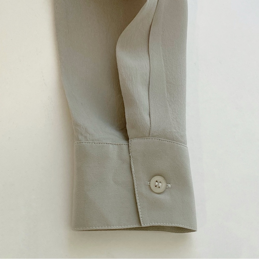 EMPORIO ARMANI LIGHT GRAY SILK COLLARED V-NECK LONG SLEEVE CROP BLOUSE TOP - Picture 5 of 6